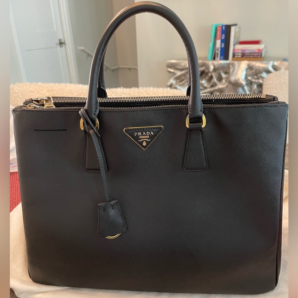 COPY - Authantic Black Prada Saffiano Lux with card and dust bag.